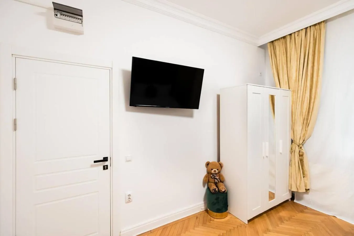 Bucharest Studios Paris Room 0*,