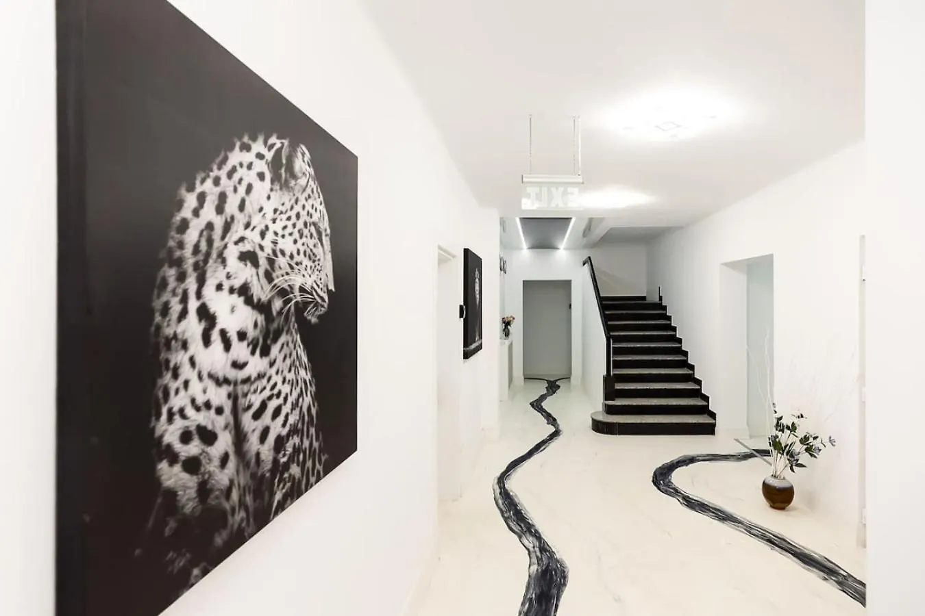 Bucharest Studios Paris Room 0*,
