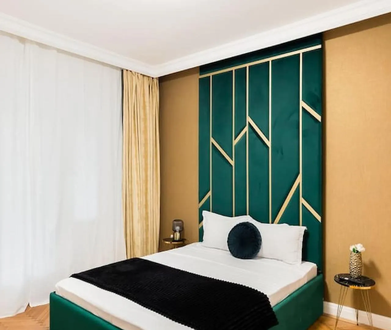 Bucharest Studios Paris Room 0*,  Romania